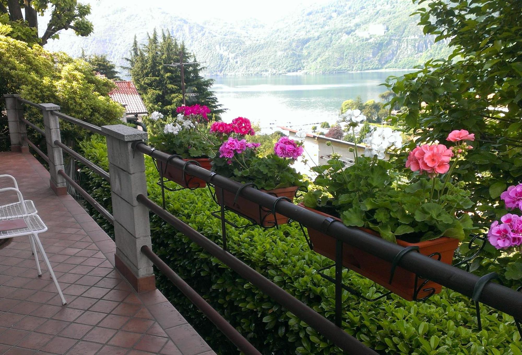 Lake And Guzzi View - Holiday Home マンデッロ・デル・ラーリオ エクステリア 写真