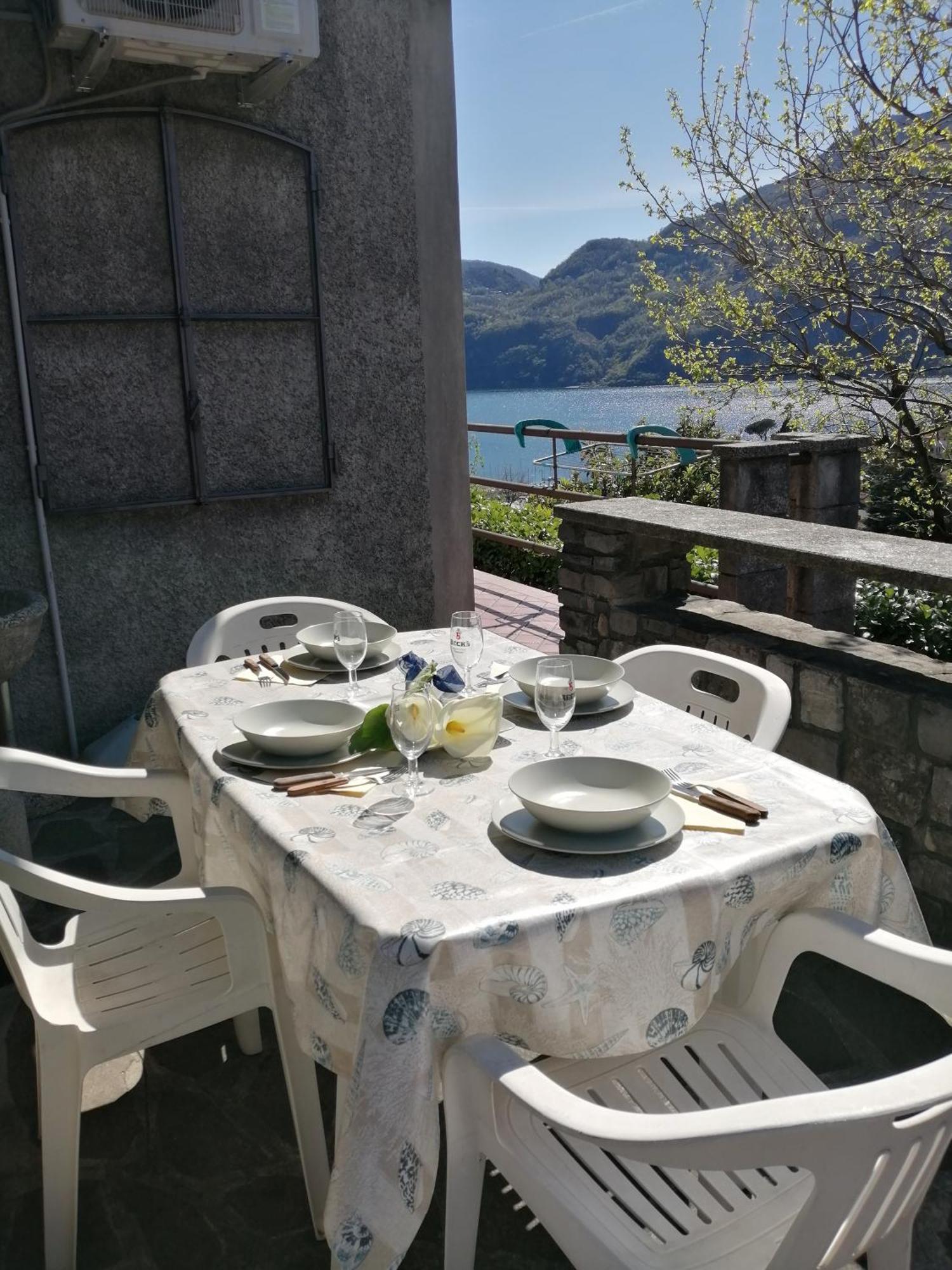 Lake And Guzzi View - Holiday Home マンデッロ・デル・ラーリオ エクステリア 写真